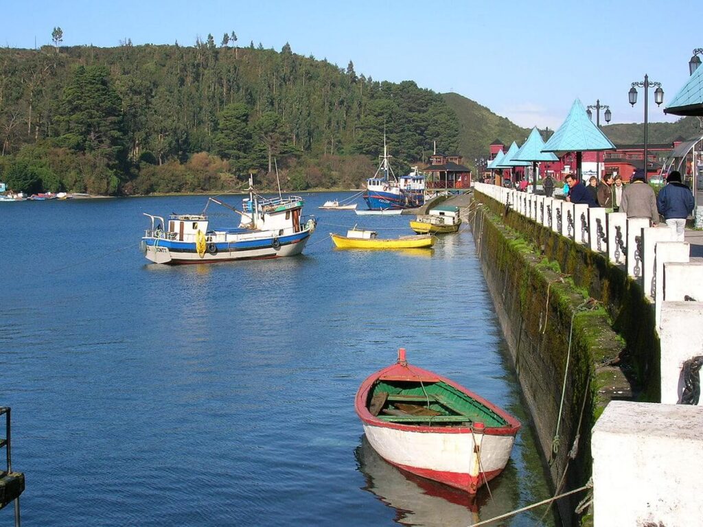 1200px-Angelmo_Puerto_Montt1.jpg