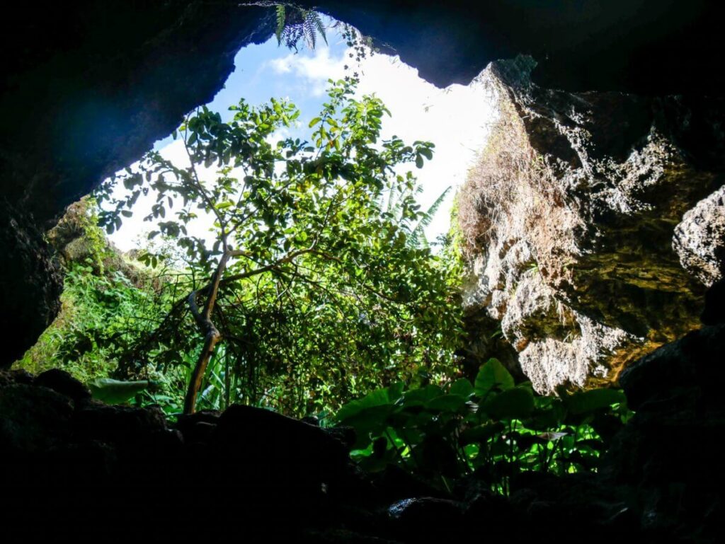 Ana-te-Pahu-Banana-Cave_P1200089-1200x901-1.jpg